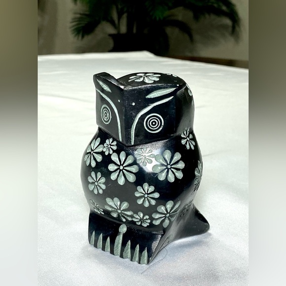 Figurine OWL Carved Black 4" Soapstone Owl Flower Design made in India - Picture 1 of 8